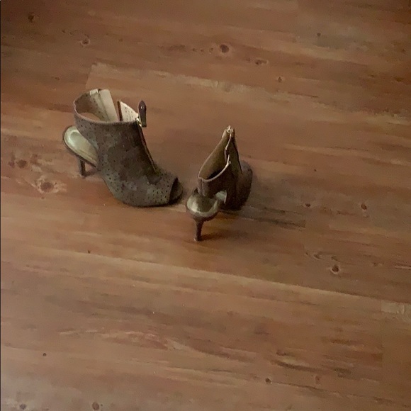 Heels - Picture 3 of 3